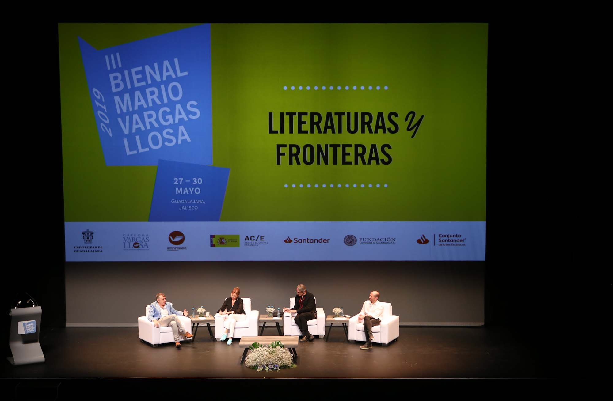 Escritores en mesa de dialogo “La lengua y el lenguaje: un viaje de la poesía a la novela”.