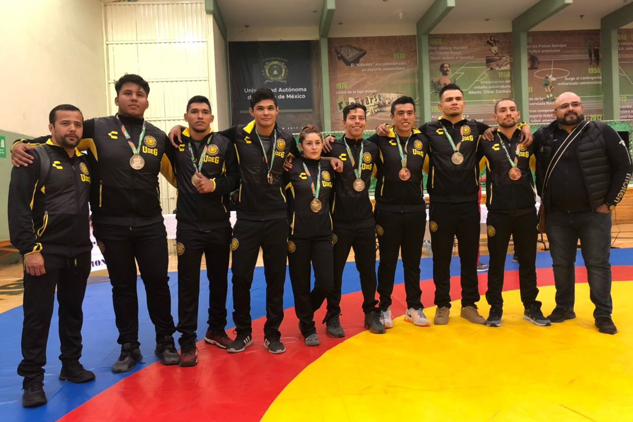 Las medallas que obtuvieron en la lucha universitaria 