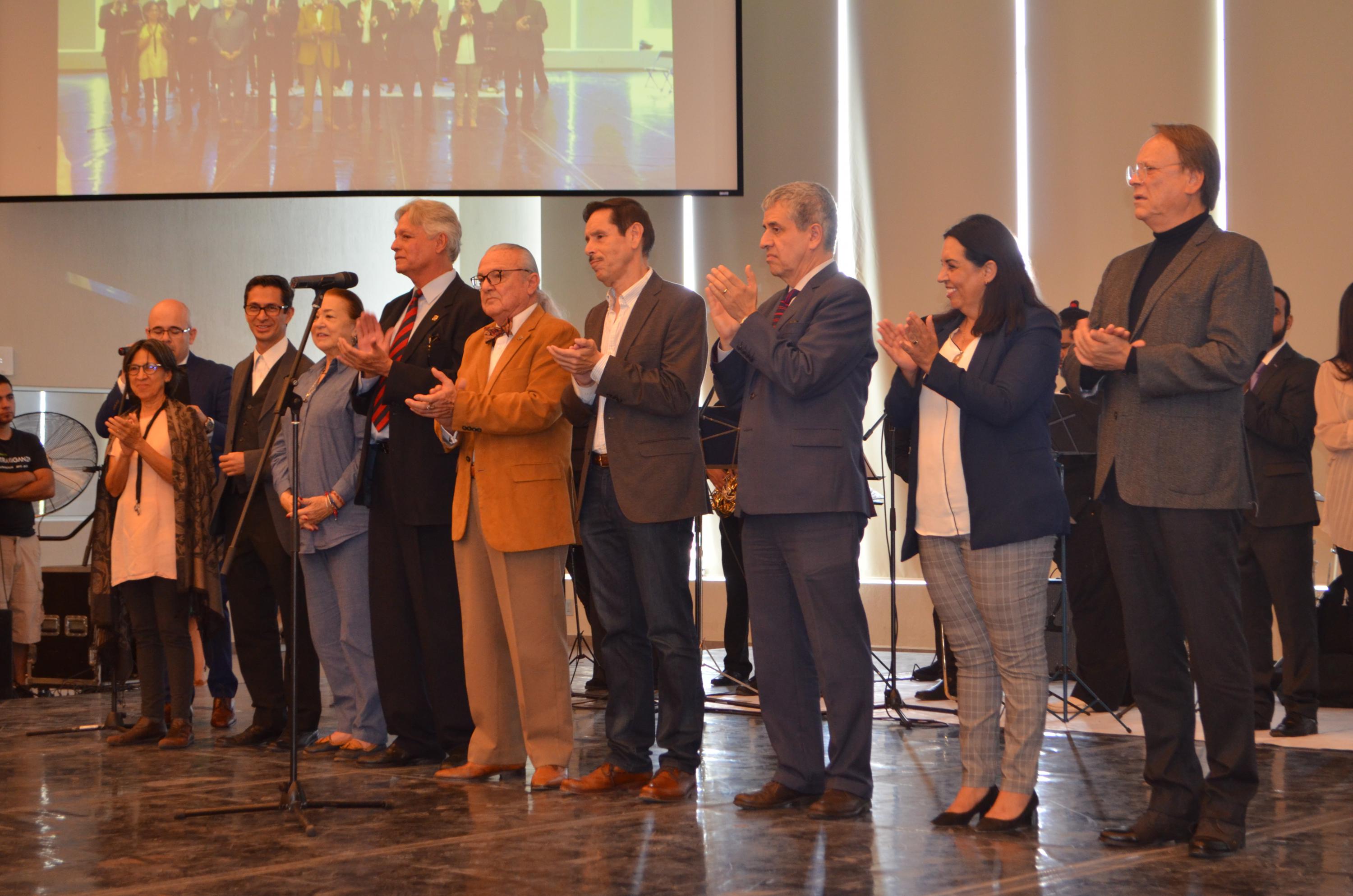 El Vicerrector de la UdeG, con autoridades del CUAAD