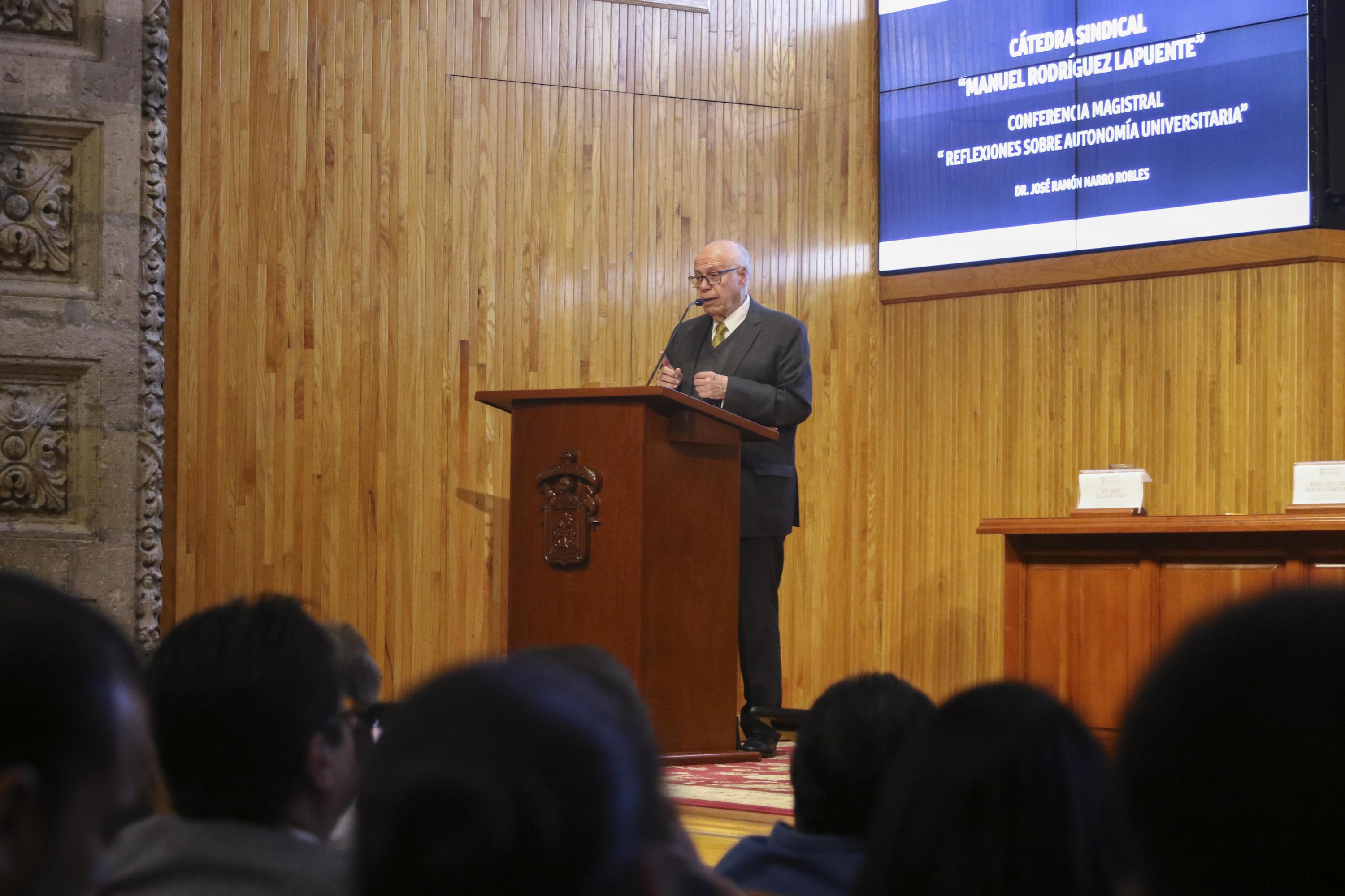 El doctor José Narro brinda conferencia en el Paraninfo