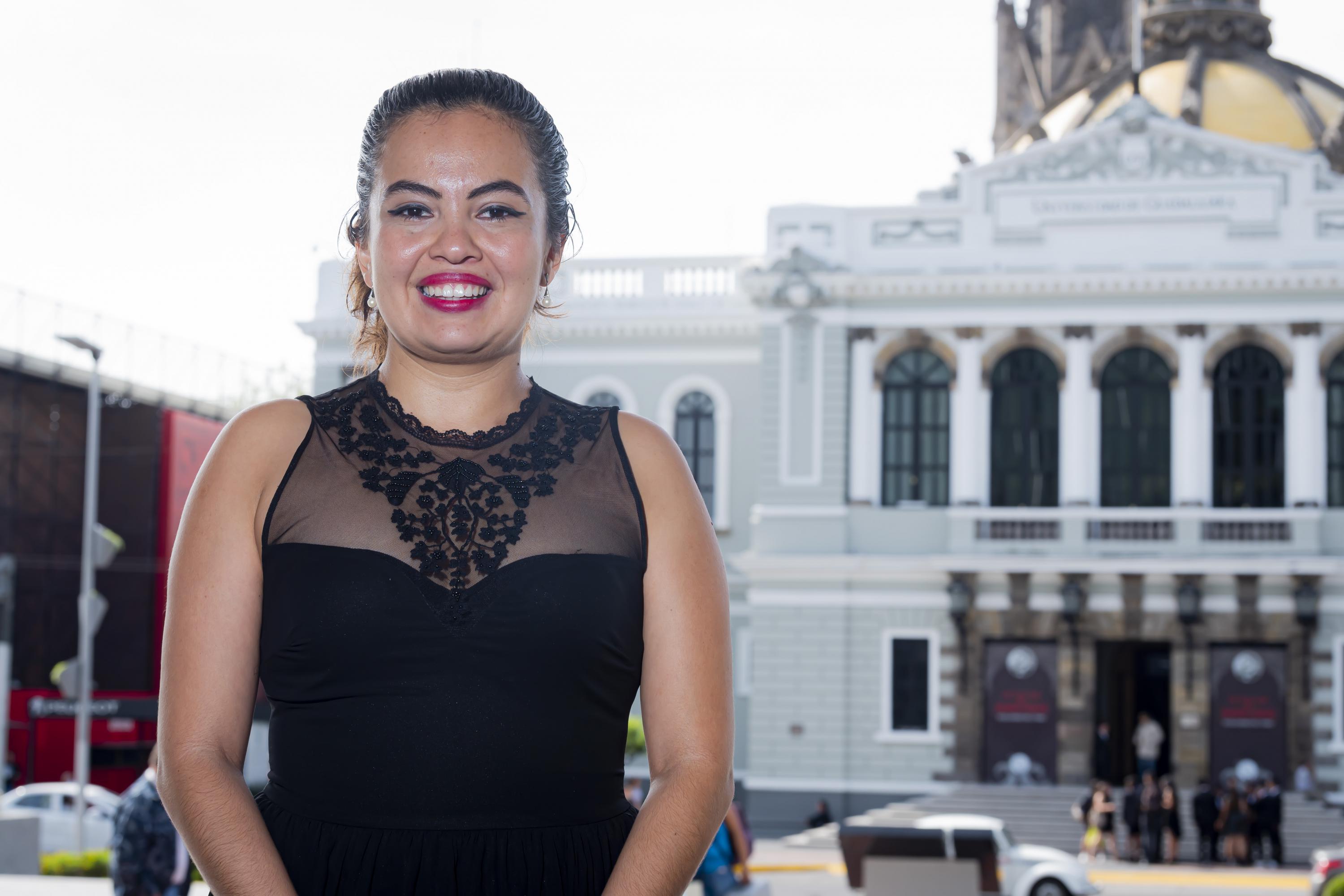 La Coordinadora de Transparencia y Archivo General de la UdeG, maestra Natalia Mendoza Servín, en primer plano, y en segundo plano el Museo de las Artes