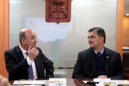 Firma protocolaria con el despacho que auditará a la UdG 2014