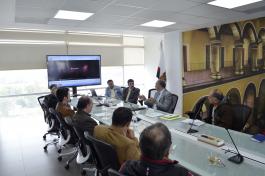 Se reúnen en las instalaciones del centro universitario el Rector, funcionario de gobierno, académicos y vecinos de la zona