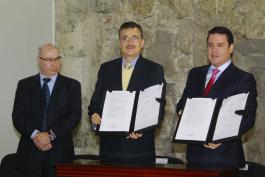 Entrega de escrituras de hospitales civiles en el Patio Central Palacio de gobierno, Asiste el Rector General de la U de G