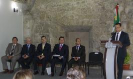 Entrega de escrituras de hospitales civiles en el Patio Central Palacio de gobierno, Asiste el Rector General de la U de G
