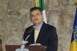 Entrega de escrituras de hospitales civiles en el Patio Central Palacio de gobierno, Asiste el Rector General de la U de G
