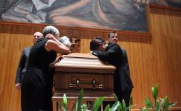 Autoridades Universitarias, familiares y amigos despiden en el Paraninfo Enrique Díaz de León al cineasta y Mtro Emérito Boris Goldenblank 