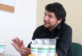 Ulises Navarro ganó el premio "El emprendedor de México " con un detergente ultraconcentrado que se lava sin enjuague….