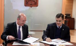 Firma protocolaria con el despacho que auditará a la UdG 2014