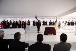 Develan placa conmemorativa en ceremonia en la explanada de la Torre de Especialidades del Hospital "Fray Antonio Alcalde".