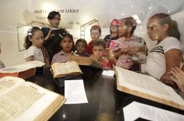Inauguración de la exposición Del Quijote y otros tesoros de la Biblioteca Pública del Estado de Jalisco “Juan José Arreola”. Preside la maestra Ana María de la O Castellanos, coordinadora del acervo histórico de la BPEJ.