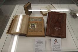 Inauguración de la exposición Del Quijote y otros tesoros de la Biblioteca Pública del Estado de Jalisco “Juan José Arreola”. Preside la maestra Ana María de la O Castellanos, coordinadora del acervo histórico de la BPEJ.