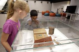 Inauguración de la exposición Del Quijote y otros tesoros de la Biblioteca Pública del Estado de Jalisco “Juan José Arreola”. Preside la maestra Ana María de la O Castellanos, coordinadora del acervo histórico de la BPEJ.