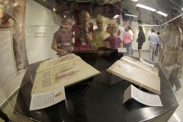 Inauguración de la exposición Del Quijote y otros tesoros de la Biblioteca Pública del Estado de Jalisco “Juan José Arreola”. Preside la maestra Ana María de la O Castellanos, coordinadora del acervo histórico de la BPEJ.