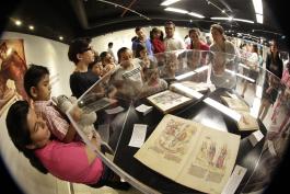 Inauguración de la exposición Del Quijote y otros tesoros de la Biblioteca Pública del Estado de Jalisco “Juan José Arreola”. Preside la maestra Ana María de la O Castellanos, coordinadora del acervo histórico de la BPEJ.