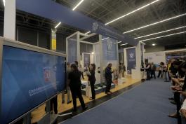 Las autoridades de la Casa de Estudio y del gobierno estatal realizaron un recorrido por Campus Party e inauguraron el Pabellón universitario, donde habrá cursos, conferencias y exhibiciones para los jóvenes emprendedores. En el acto fueron presentados diversos proyectos universitarios y el Rector General invitó a los jóvenes a acudir al stand.