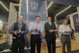 Las autoridades de la Casa de Estudio y del gobierno estatal realizaron un recorrido por Campus Party e inauguraron el Pabellón universitario, donde habrá cursos, conferencias y exhibiciones para los jóvenes emprendedores. En el acto fueron presentados diversos proyectos universitarios y el Rector General invitó a los jóvenes a acudir al stand.
