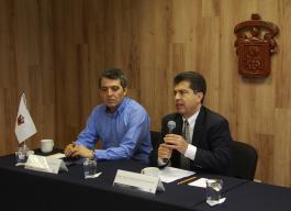 Rueda de prensa del CUAAD para dar a conocer el Primer Festival Internacional y Concurso Nacional de Guitarra. Presiden: maestro Jorge Enrique Zambrano Ambrosio, director de la División de Artes y Humanidades; maestro Sergio Eduardo Medina Zacarías, Jefe del Departamento de Música; maestro Hugo Ernesto Trujillo Gracián, Presidente de la Academia de Guitarra.
