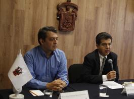 Rueda de prensa del CUAAD para dar a conocer el Primer Festival Internacional y Concurso Nacional de Guitarra. Presiden: maestro Jorge Enrique Zambrano Ambrosio, director de la División de Artes y Humanidades; maestro Sergio Eduardo Medina Zacarías, Jefe del Departamento de Música; maestro Hugo Ernesto Trujillo Gracián, Presidente de la Academia de Guitarra.