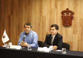 Rueda de prensa del CUAAD para dar a conocer el Primer Festival Internacional y Concurso Nacional de Guitarra. Presiden: maestro Jorge Enrique Zambrano Ambrosio, director de la División de Artes y Humanidades; maestro Sergio Eduardo Medina Zacarías, Jefe del Departamento de Música; maestro Hugo Ernesto Trujillo Gracián, Presidente de la Academia de Guitarra.