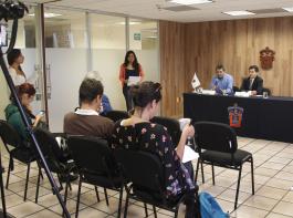 Rueda de prensa del CUAAD para dar a conocer el Primer Festival Internacional y Concurso Nacional de Guitarra. Presiden: maestro Jorge Enrique Zambrano Ambrosio, director de la División de Artes y Humanidades; maestro Sergio Eduardo Medina Zacarías, Jefe del Departamento de Música; maestro Hugo Ernesto Trujillo Gracián, Presidente de la Academia de Guitarra.
