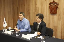 Rueda de prensa del CUAAD para dar a conocer el Primer Festival Internacional y Concurso Nacional de Guitarra. Presiden: maestro Jorge Enrique Zambrano Ambrosio, director de la División de Artes y Humanidades; maestro Sergio Eduardo Medina Zacarías, Jefe del Departamento de Música; maestro Hugo Ernesto Trujillo Gracián, Presidente de la Academia de Guitarra.