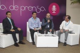 El Rector General de la Universidad de Guadalajara, maestro Itzcóatl Tonatiuh Bravo Padilla y el gobernador del Estado Jorge Aristóteles Sandoval hablan en rueda de prensa previo a la inauguración de l Campus Party 2015